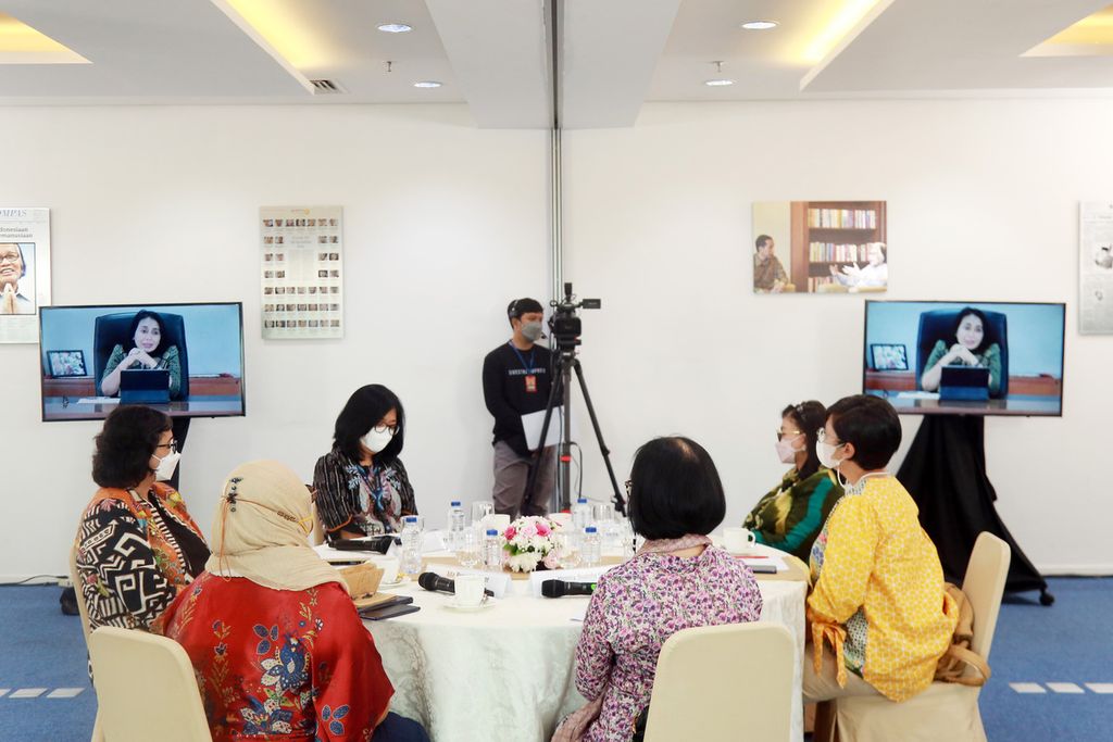 Menteri Pemberdayaan Perempuan dan Perlindungan Anak I Gusti Ayu Bintang Darmawati dalam sambungan Zoom menyampaikan pendapat pada forum diskusi yang digelar di ruang CIncin Api, Menara Kompas, Jakarta, Kamis (20/10/2022). Darmawati menyampaikan sinergitas antara pemerintah pusat hingga daerah harus terus didorong agar kualitas pendidikan kita terus meningkat.