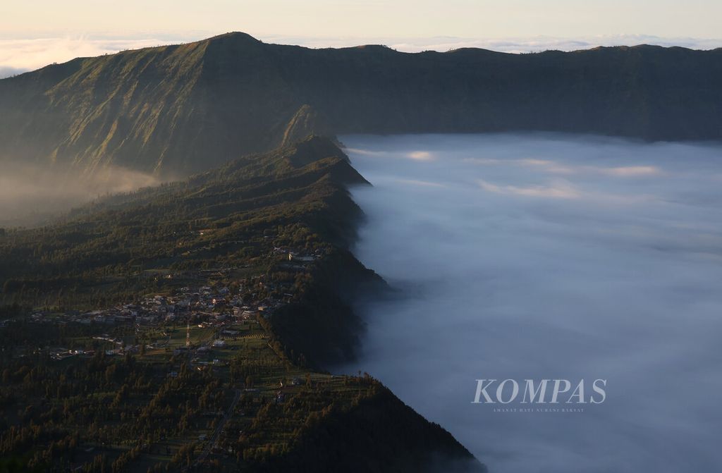 Lautan awan menjadi pemandangan indah yang tampak dari Bukit Kedaluh, kawasan Taman Nasional Bromo Tengger Semeru (TNBTS) di Kabupaten Probolinggo, Jawa Timur, Rabu (30/7/2025). 