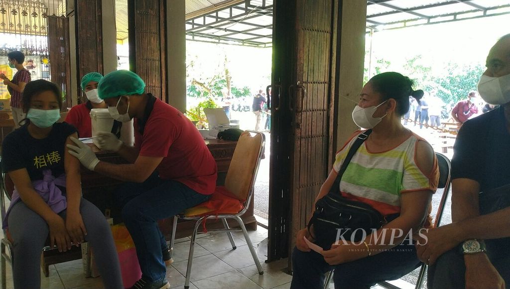 Pelayanan vaksinasi Covid-19 bagi masyarakat berlangsung di area Kantor DPRD Provinsi Bali, Kota Denpasar, Jumat (4/2/2022). Kegiatan vaksinasi Covid-19, termasuk pemberian vaksinasi penguat, di Kantor DPRD Provinsi Bali digelar BIN Daerah Bali bersama Pemprov Bali.