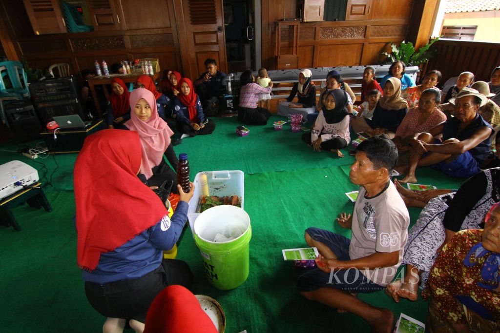 https://assetd.kompas.id/_dBbgYntSGvo26-eTPvT2DkiuLA=/1024x683/filters:watermark(https://cdn-content.kompas.id/umum/kompas_main_logo.png,-16p,-13p,0)/https%3A%2F%2Fkompas.id%2Fwp-content%2Fuploads%2F2018%2F11%2F20181130GER_Pembuatan-Kompos-3_1543570932.jpg