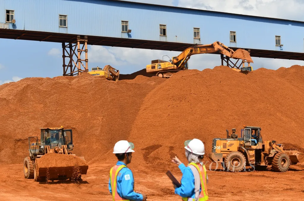Alat berat beroperasi di area stockpile bauksit PT Well Harvest Winning Alumina Refinery (WHW) di Kecamatan Kendawangan, Kabupaten Ketapang, Kalimantan Barat, Rabu (30/4/2025). PT WHW merupakan salah satu Smelter Grade Alumina (SGA) refinery pertama dan terbesar di Indonesia. Mulai beroperasi penuh sejak Juni 2016 saat ini kapasitas produksi Smelter Grade Alumina (SGA) mencapai sekitar dua juta ton setahun. Sebagian besar bauksit sebagai bahan baku utama diperoleh dari Kalimantan Selatan.