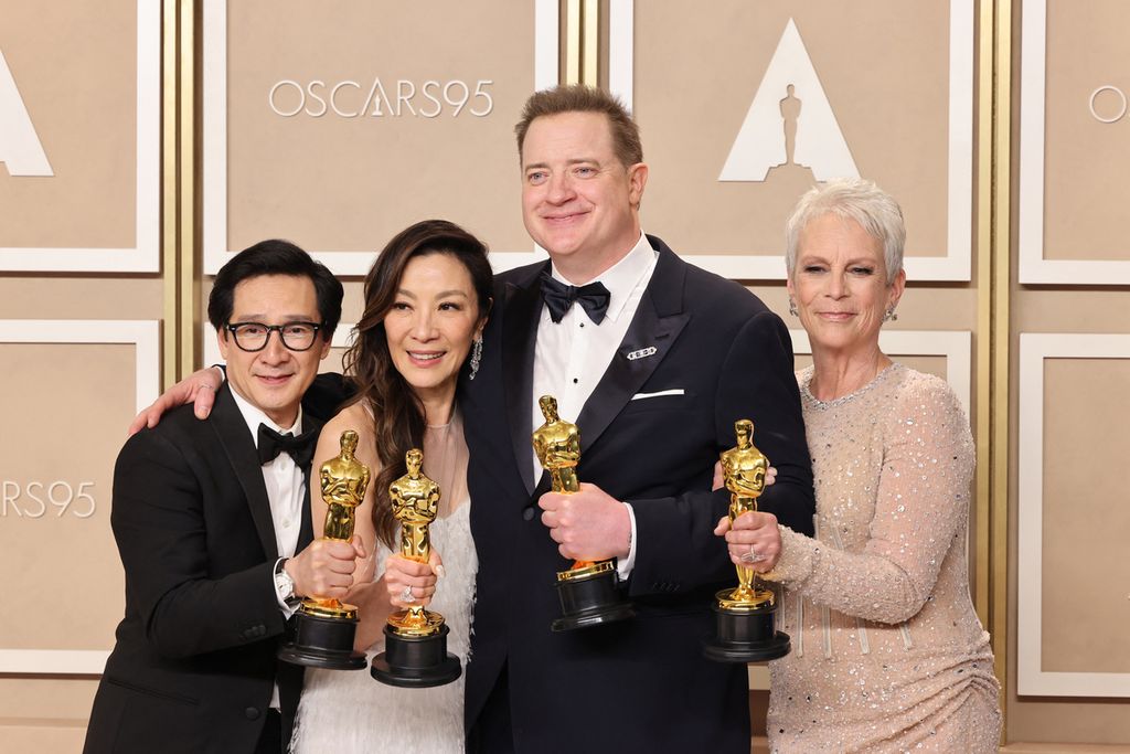 Michelle Yeoh (kedua dari kiri) bersama rekan sesama penerima piala Orcar Huy Quan,, Brendan Fraser, dan Jamie Lee Curtis,