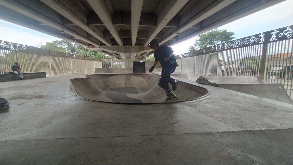 Salah seorang pehobi sepatu roda tengah menunjukkan kebolehannya di rintangan bowls, di Skatepark Pasar Rebo, Cijantung, Jakarta Timur, Minggu (23/10/2022).