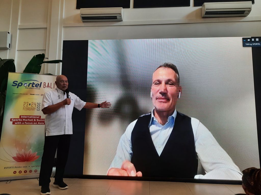 Presiden Direktur Transvision Peter F Gontha menjelaskan tentang Sportel Rendez-vous, yakni pameran dan pasar para pebisnis serta pegiat olahraga di bilangan Senopati, Jakarta, Jumat (27/1/2023). Hadir pula secara luring, CEO Sportel Laurent Puons sebagai tokoh di balik acara yang akan berlangsung di Bali pada 23-24 Februari 2023.