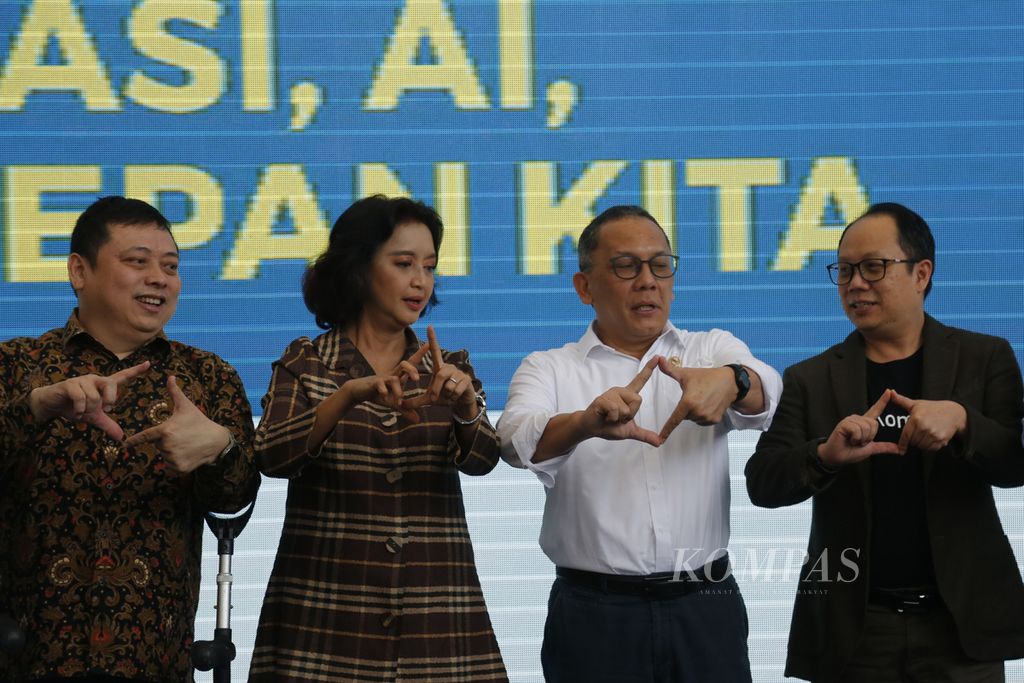 Kepala BRIN Laksana Tri Handoko (kedua dari kanan) Pemimpin Redaksi Kompas Sutta Dharmasaputra (kanan), akademisi Universitas Indonesia, Meuthia Ganie-Rochman (kedua dari kiri) dan Ketua Indonesia Artificial Intelligence Society, Lukas, berfoto bersama sebelum dimulainya webinar yang diadakan oleh Kompas.id di Telkomsel Smart Office, Telkom Hub, Jakarta, Selasa (6/372023). Webinar yang dipandu oleh Wakil Redaktur Pelaksana Kompas, A Tomy Trinugrohi ini bertajuk 'Digitalisasi, Artificial Intelligence, dan Masa Depan Manusia'.