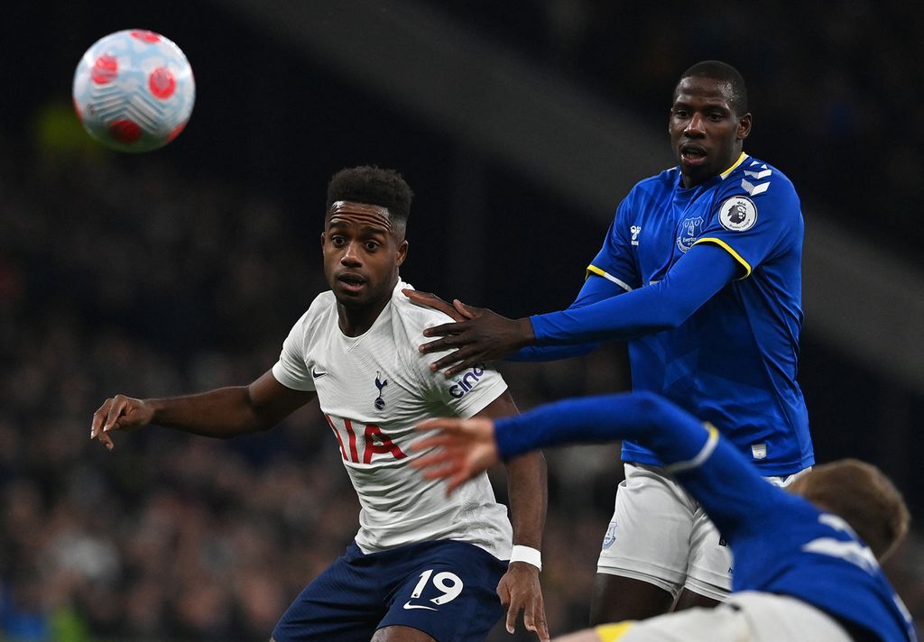 Gelandang Everton, Abdoulaye Doucoure (kanan) berjibaku dengan pemain Tottenham Hotspur, Ryan Sessegnon, dalam lanjutan Liga Inggris di Stadion Tottenham Hotspur, London, Inggris, Selasa (8/3/2022) dini hari WIB. Spurs menang telak, 5-0, pada laga itu, Selanjutnya, Spurs akan menghadapi Manchester United, Minggu (13/3/2022) dini hari WIB.