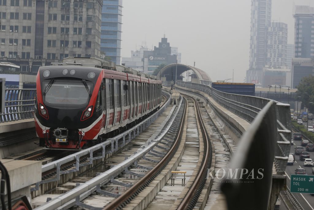 Uji coba LRT Jakaeta Bogor Depok Bekasi (Jabodebek) di lintas pelayanan 2 Cawang-Dukuh Atas, Jakarta, Rabu (15/3/2023). Setelah lima tahun persiapan, LRT Jabodebek ditargetkan beroperasi pada Juli 2023.