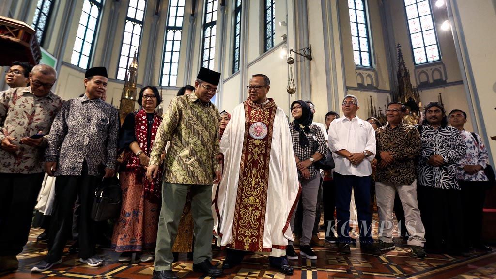https://assetd.kompas.id/_mrm2kTRBpN2zQcrfTId4Xl_yhU=/1024x576/filters:watermark(https://cdn-content.kompas.id/umum/kompas_main_logo.png,-16p,-13p,0)/https%3A%2F%2Fkompas.id%2Fwp-content%2Fuploads%2F2019%2F12%2F20191225_ENGLISH-ANAPOL_A_web_1577288149.jpg