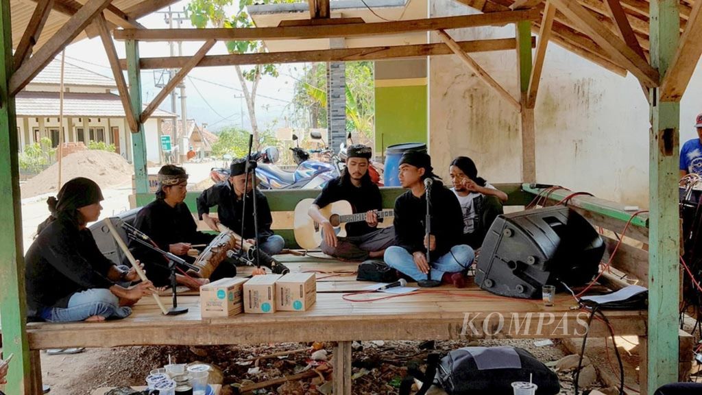 Para sukarelawan lingkungan di Daerah Aliran Sungai (DAS) Cimanuk menggelar pertunjukan musik tradisional Sunda, karinding, di Bukit Tanjung, Desa Pakualam, Kabupaten Sumedang, Jawa Barat, Jumat (31/8/2018). Perhelatan sederhana di perbukitan Waduk Jatigede itu dalam rangka gelar budaya untuk melestarikan kearifan lokal patanjala, konsep pengelolaan DAS warisan leluhur Sunda.