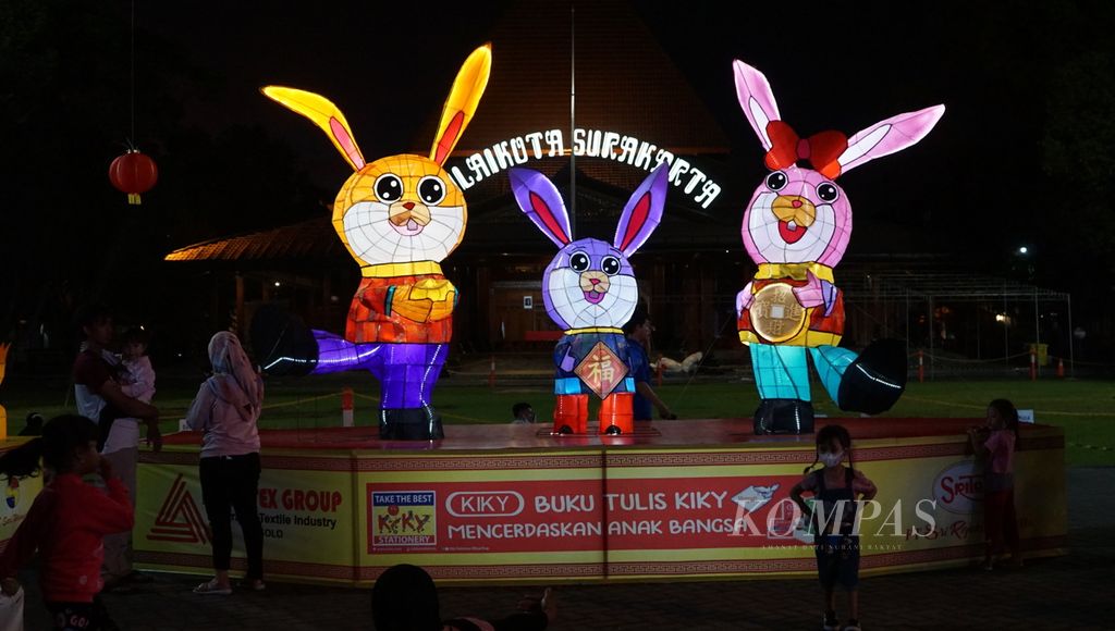 Lampion berwujud keluarga kelinci yang dipasang di Balai Kota Surakarta, Jawa Tengah (11/1/2023). Tahun Baru Imlek kali ini bershio Kelinci.