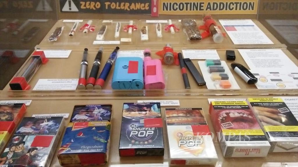 Ilustrasi. Sejumlah produk rokok elektrik dan rokok konvensional dipajang dalam acara forum diskusi terkait dorongan kebijakan rokok elektrik, Selasa (25/6/2019), di Jakarta. 