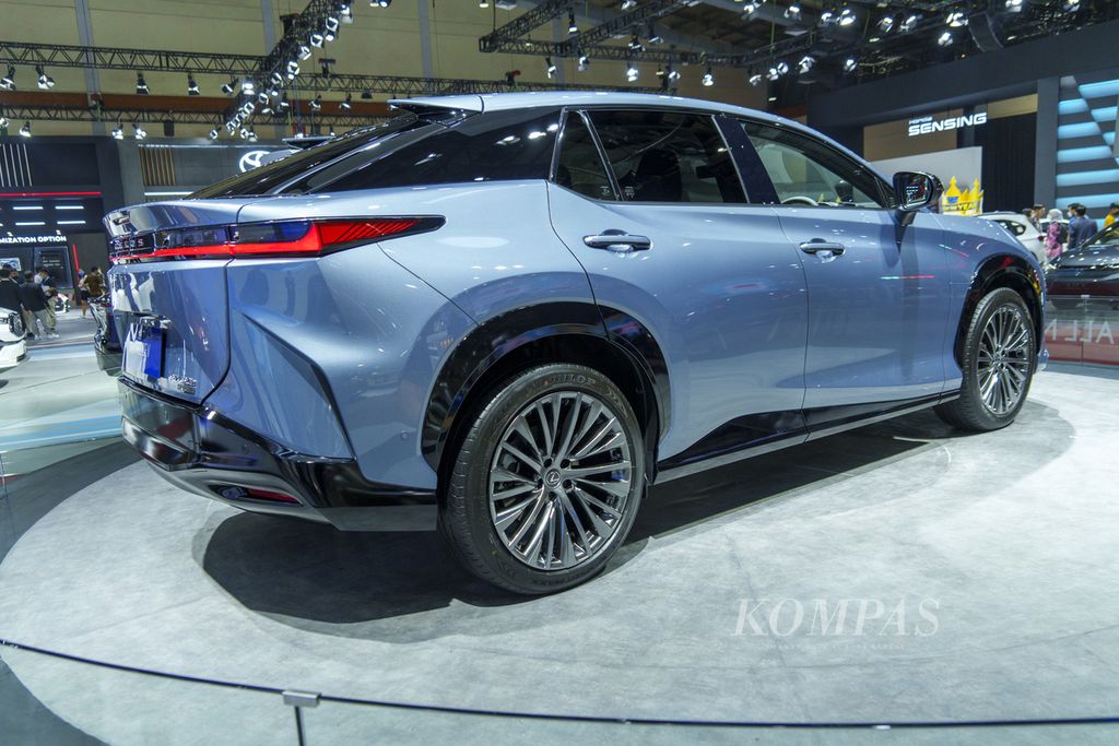 Bodi belakang All New Lexus RZ 450e bertenaga listrik yang diperkenalkan dalam pameran Gaikindo Jakarta Auto Week di JCC Senayan, Jumat (10/3/2023). 