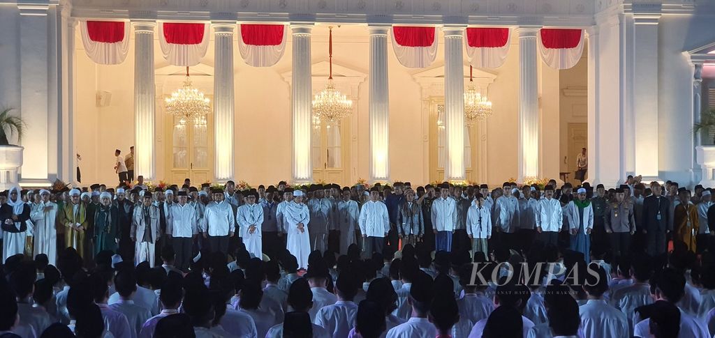 Presiden Joko Widodo dan Wakil Presiden Ma'ruf Amin bersiap mengikuti acara Zikir Kebangsaan bersama sekitar 3.000 umat di halaman Istana Merdeka, Jakarta, Kamis (1/8/2024). Acara ini diawali lagu kebangsaan &quot;Indonesia Raya&quot;.