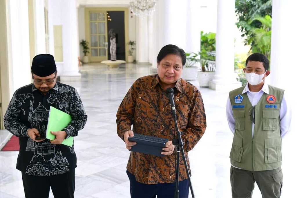 Menteri Koordinator Bidang Perekonomian Airlangga Hartarto (tengah) menyampaikan keterangan pers seusai rapat mengenai penyakit mulut dan kuku di Istana Kepresidenan Bogor, Jawa Barat, Kamis (23/6/2022). Menteri Agama Yaqut Cholil Qoumas (kiri) dan Kepala Badan Nasional Penanggulangan Bencana Suharyanto mendampingi Airlangga pada kesempatan itu.