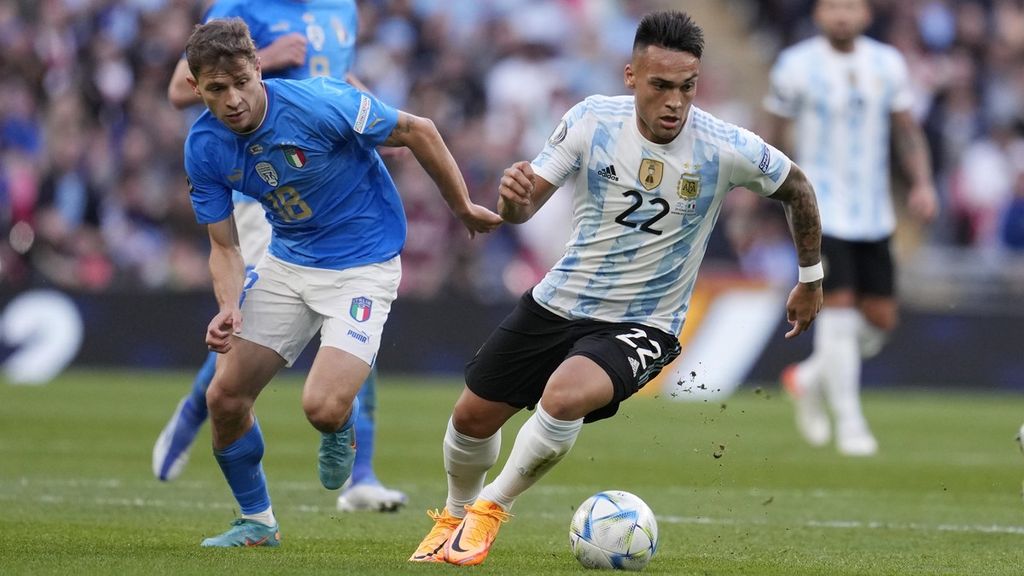 Ilustrasi : Pemain timnas Argentina, Lautaro Martinez, (kanan) menggiring bola melewati pemain Italia, Nicolo Barella, saat laga perebutan tropy Finalissima di Stadion Wembley, London, Inggris Kamis (2/6/2022) dini hari. Argentina menang 3-0. 