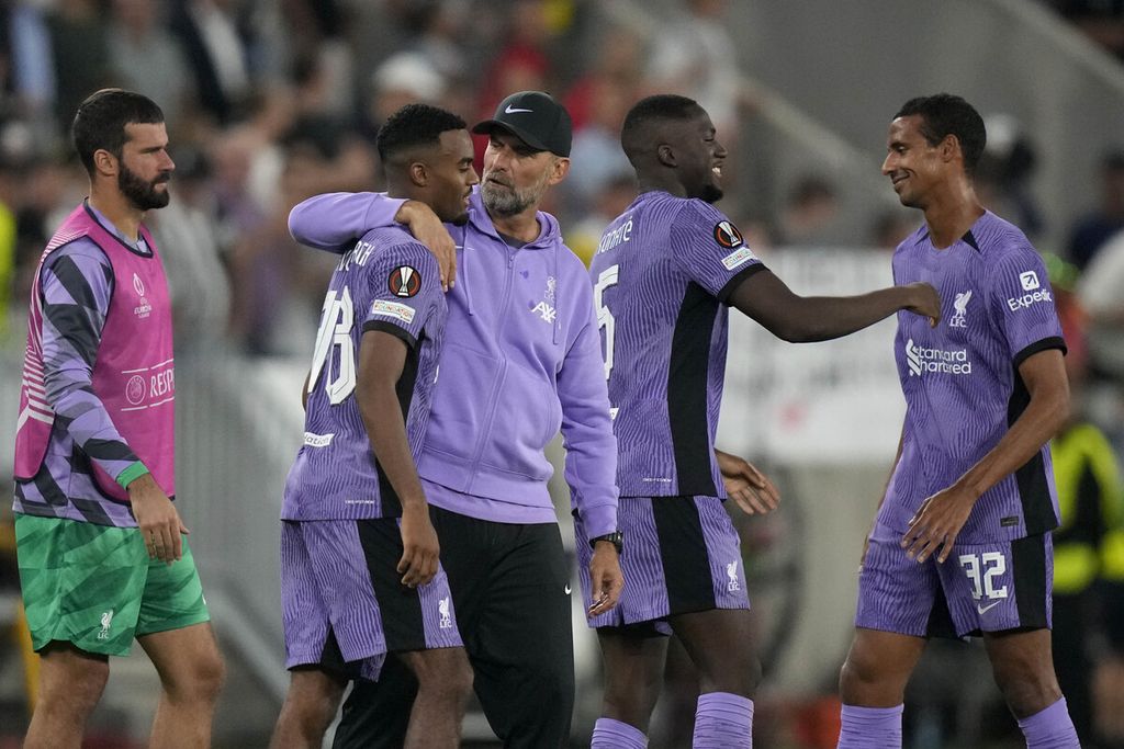 Manajer Liverpool Jurgen Klopp memeluk gelandang Liverpool, Ryan Gravenberch, seusai Liga Europa melawan LASK di Linz, Austria, Jumat (22/9/2023) dini hari WIB.