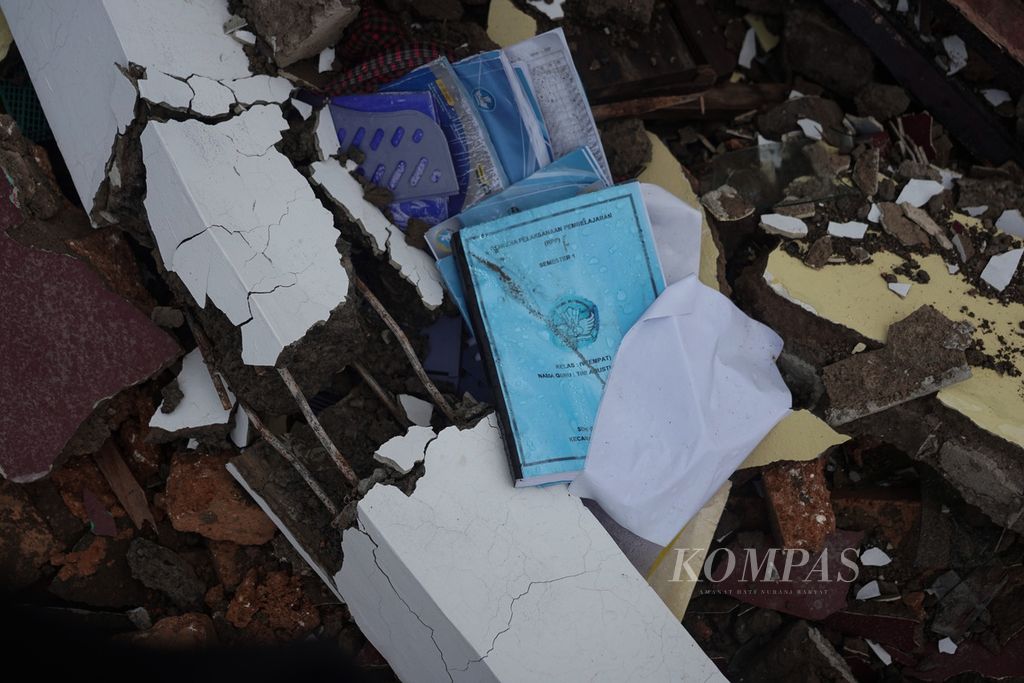 Salah satu buku rencana pelaksanaan pembelajaran di SDN Sukamaju I, Kampung Pangkalan, Desa Benjot, Kecamatan Cugenang, Kabupaten Cianjur, Jawa Barat, di antara puing-puing kerusakan akibat gempa, Kamis (24/11/2022). 