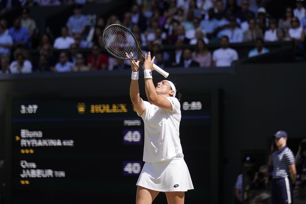 Ekspresi petenis Tunisia, Ons Jabeur, setelah dikalahkan Elena Rybakina (Kazakhstan) pada final tunggal putri Wimbledon 2022 di All England Tennis Club, London, Sabtu (9/7/2022). Rybakina menang, 3-6, 6-2, 6-2. 