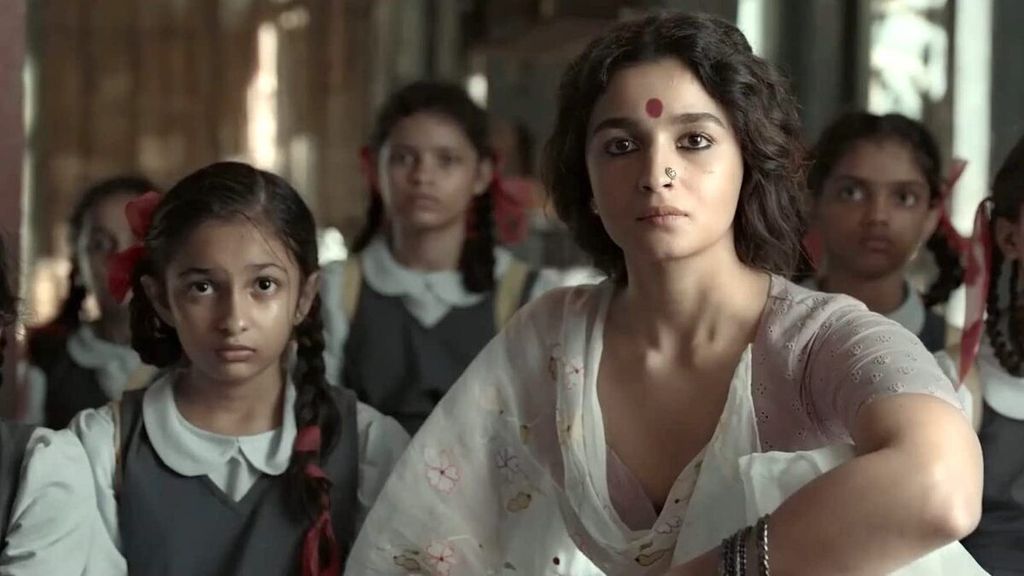 Salah satu adegan di film <i>Gangubai Kathiawadi</i> yang tayang di Netflix.