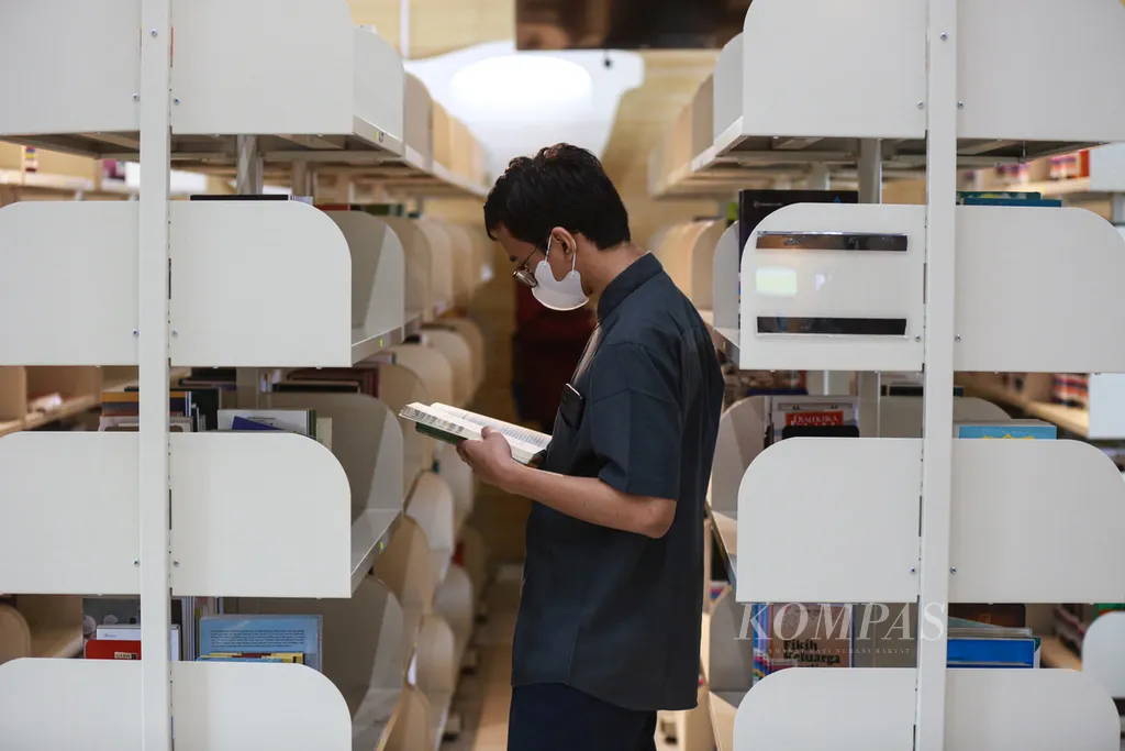 Pengunjung membaca buku koleksi Perpustakaan Nasional RI di Jakarta, Jumat (27/5/2022). Membaca buku dapat menjadi detoks gawai.