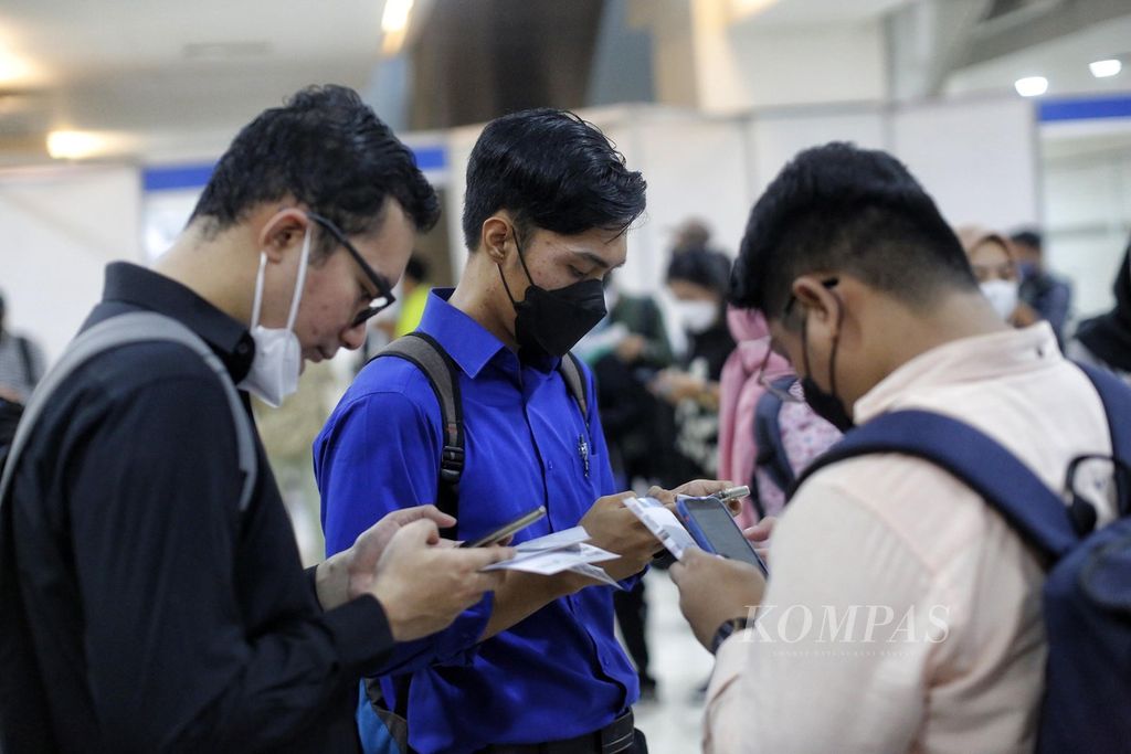 Para pencari kerja mengisi aplikasi saat mendaftar lowongan kerja di salah satu stan peserta Jakarta Job Fair yang diadakan oleh Suku Dinas Tenaga Kerja, Transmigrasi, dan Energi Kota Administrasi Jakarta Barat di Mal Seasons City, Jakarta, Rabu (2/11/2022).