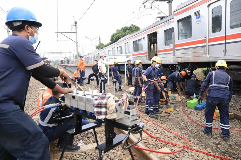 Penanganan KRL yang anjlok di Stasiun Sudimara, Minggu (05/12/2021) pukul 12.20 oleh tim dari KAI Commuter.