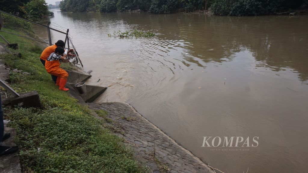 Mahasiswa magang pada Lembaga Kajian Ekologi dan Konservasi Lahan Basah (Ecoton) mengambel sampel air dari pipa keluar (<i>outlet</i>) Kali Surabaya pada Instalasi Penjernihan Air Minum (IPAM) Karangpilang, Surabaya, Jawa Timur, Selasa (21/3/2023). Sampel kemudian diteliti untuk memastikan bahwa limbah yang dibuang ke Kali Surabaya tidak mencemari atau membahayakan kelestarian lingkungan.