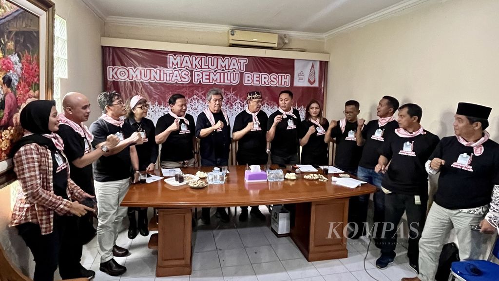 Sejumlah pegiat pemilu mendeklarasikan Maklumat Komunitas Pemilu Bersih di Jakarta, Senin (27/2/2023).
