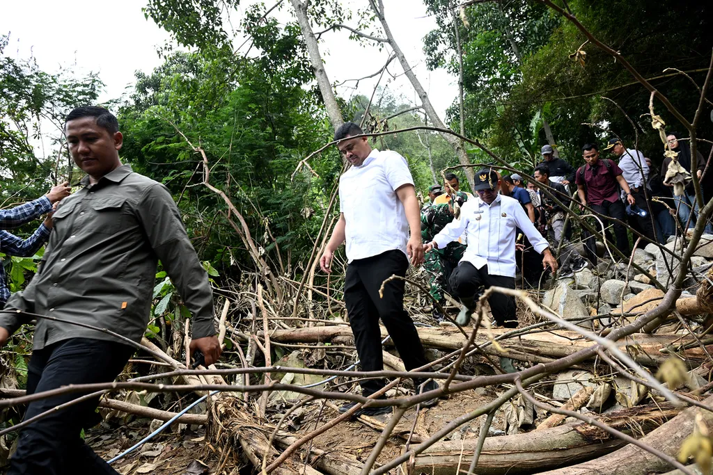 Gubernur Sumatera Utara Bobby Nasution meninjau dampak banjir bandang di kawasan Parapat Danau Toba di Kabupaten Simalungun, Sumatera Utara, Jumat (28/3/2025).