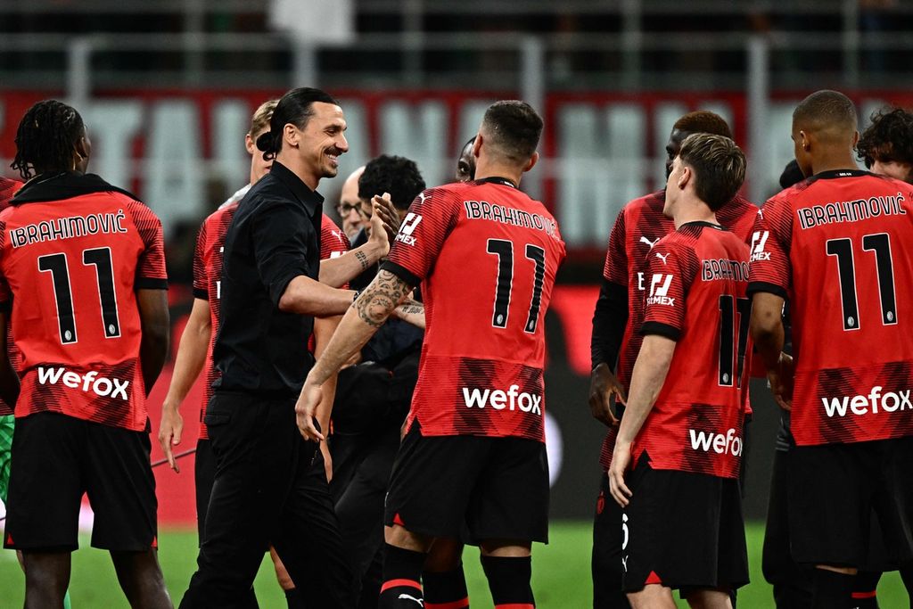 Striker AC Milan, Zlatan Ibrahimovic (kedua kiri), menyalami satu persatu rekan setimnya dalam seremoni perpisahan di Stadion San Siro, Milan, Senin (5/6/2023) dini hari WIB. 