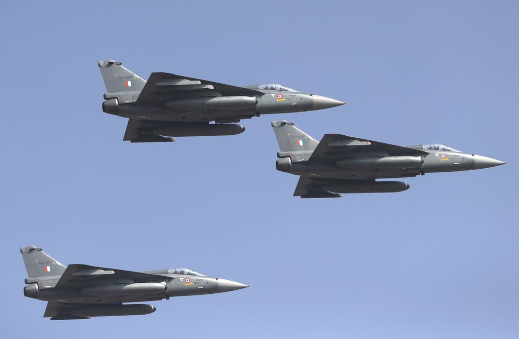 Tiga Jet tempur buatan India, Tejas, unjuk kemampuan pada Aero India 2019 yang berlangsung di Pangkalan Udara Yelahanka, Bangalore, India, Selasa (21/2/2019). (AP Photo/Aijaz Rahi) 