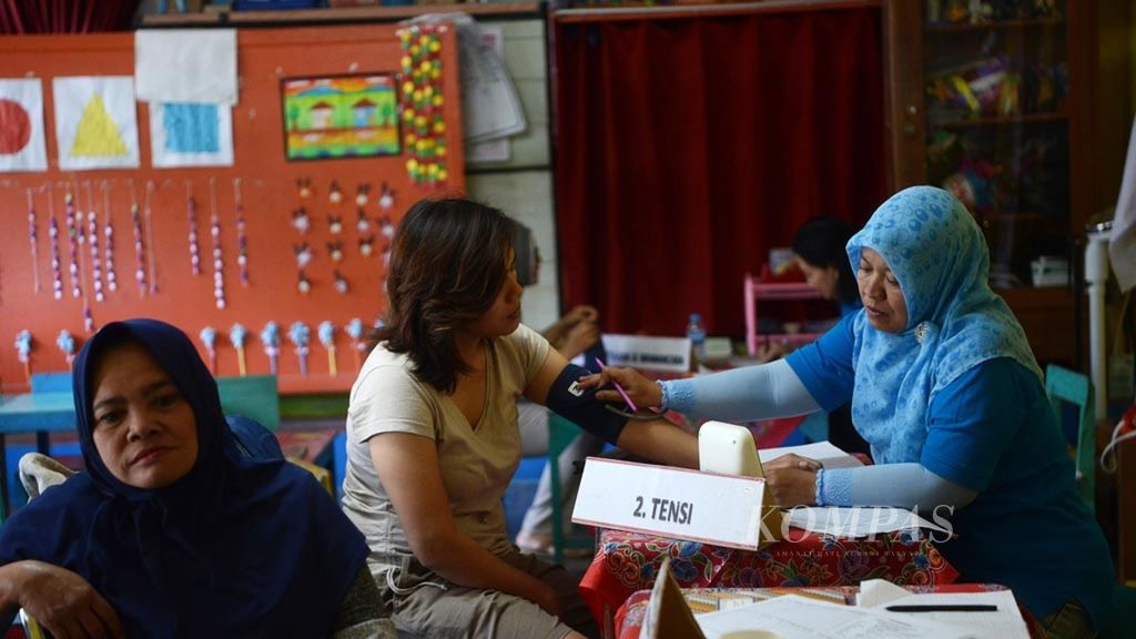 Petugas memeriksa tekanan darah warga yang mengikuti kegiatan Pos Pembinaan Terpadu untuk Penyakit Tidak Menular (Posbindu PTM) di Kelurahan Dukuh, Kecamatan Sidomukti, Kota Salatiga, Jawa Tengah, Sabtu (25/8/2018). Kegiatan pelayanan kesehatan bagi warga berusia 17-60 tahun ini merupakan upaya deteksi dini terhadap sejumlah penyakit tidak menular seperti hipertensi, diabetes, stroke, jantung, dan ginjal.