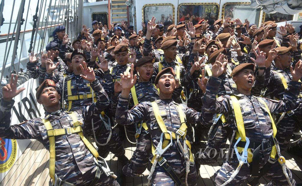Taruna AAL meneriakkan yel-yel di geladak KRI Bima Suci sesaat tiba di Pangkalan setelah Muhibah Duta Bangsa dan Lattek Kartika Jala Krida Taruna AAL Angkatan ke-71 di Dermaga Madura Koarmada II, Surabaya, Rabu (30/10/2024).