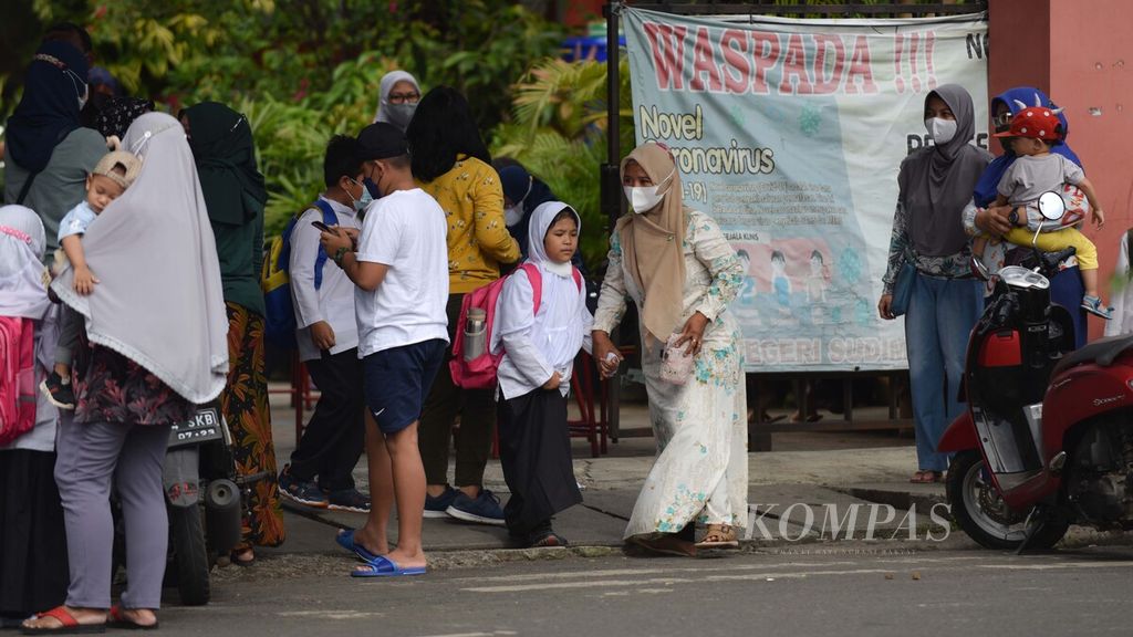 Orangtua menjemput anaknya saat jam pulang sekolah di Jalan Radeh Patah, Ciledug, Kota Tangerang, Banten, Jumat (12/11/2021). 