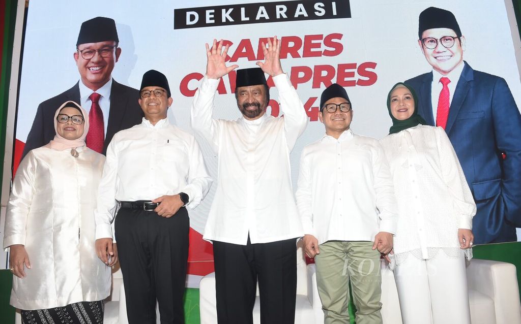 Ketua Umum Partai Nasdem Surya Paloh (tengah) bersama bakal calon presiden Anies Baswedan (kiri) beserta istri, Feri Farhati Ganis, dan bakal calon wakil presiden Muhaimin Iskandar beserta istri, Rustini Murtadho, berfoto bersama seusai Deklarasi Capres dan Cawapres 2024 oleh Koalisi Perubahan untuk Persatuan (KPP) di Hotel Majapahit, Surabaya, Sabtu (2/9/2023). 