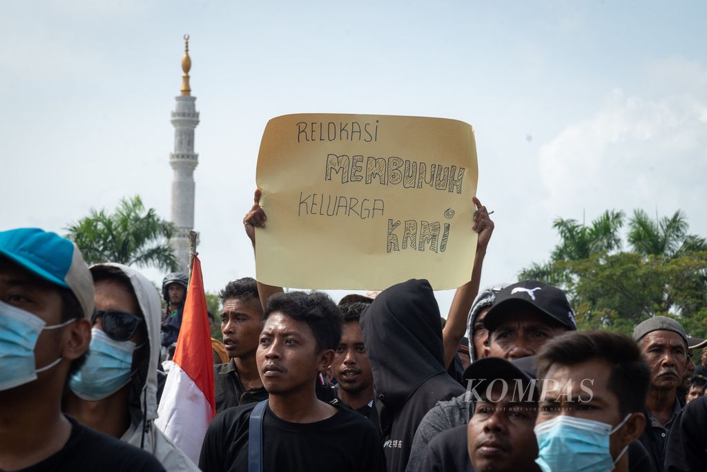 Warga memegang poster penolakan penggusuran Pulau Rempang saat berdemonstrasi di depan Kantor Badan Pengusahaan Batam, Kepulauan Riau, Rabu (23/8/2023).