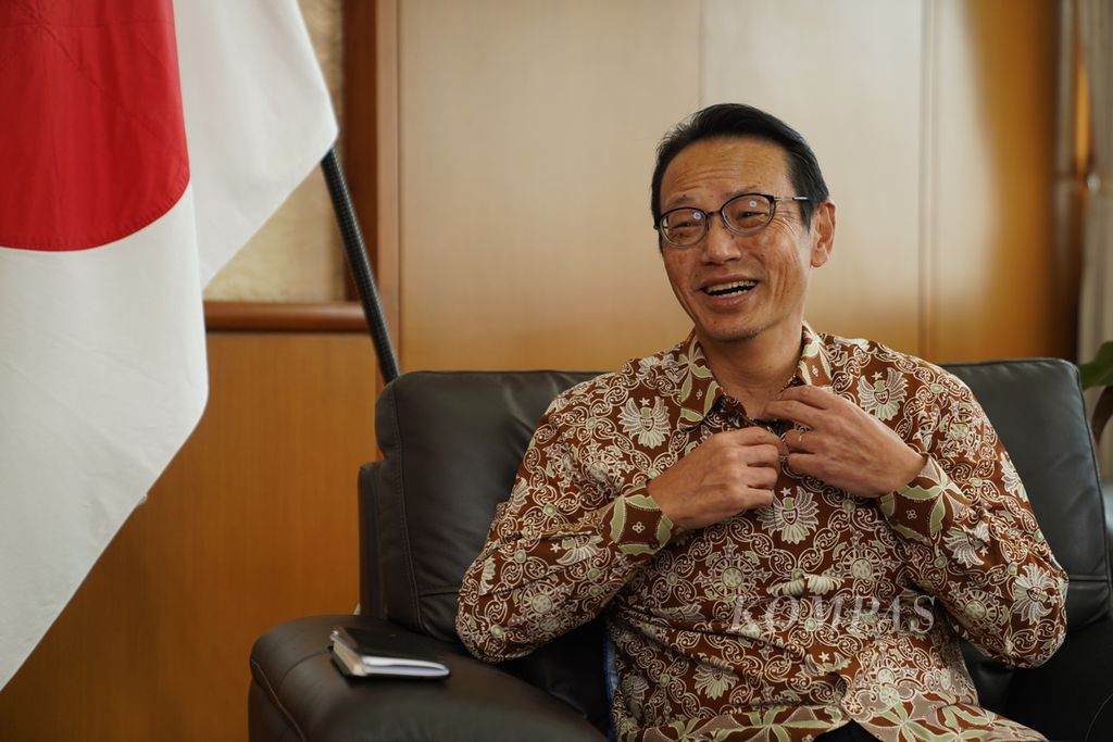 Duta Besar Jepang untuk Indonesia Kanasugi Kenji saat ditemui oleh tim Harian Kompas untuk wawancara terkait hubungan bilateral Jepang di Indonesia di kantornya yang terletak di Jakarta, Selasa (14/01/2023)