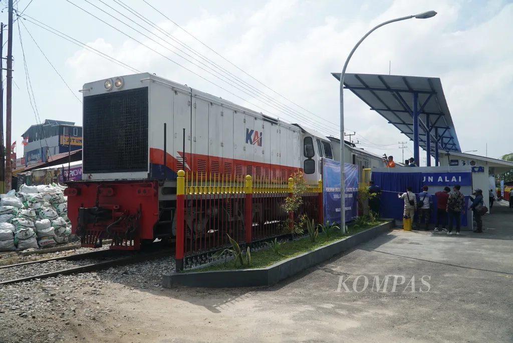 Kereta Api Sibinuang yang mengangkut penumpang mulai berjalan usai berhenti di Stasiun Alai, Kelurahan Alai Parak Kopi, Kecamatan Padang Utara, Kota Padang, Sumatera Barat, Kamis (16/3/2023). Balai Teknik Perkeretaapian Kelas II Padang meresmikan tiga stasiun kecil kereta api di Kota Padang untuk peningkatan layanan, yaitu Stasiun Alai, Stasiun Air Tawar, dan Stasiun Lubuk Buaya.