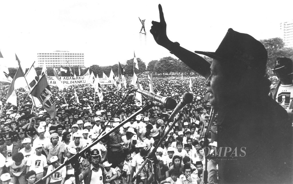 Wakil Sekjen DPP-PP Ridwan Saidi berapi-api memberi pesan kampanye partainya di hadapan massa partai. Senin kemarin di lapangan Banteng Partai Persatuan Pembangunan merupakan yang pertama memulai kampanye dari ketiga kontestan Pemilu 1982. rapat raksasa yang berlangsung di Lapangan Banteng itu dihadiri oleh ratusan ribu massa partai dari jakarta dan sekitarnya (15/3/1982).