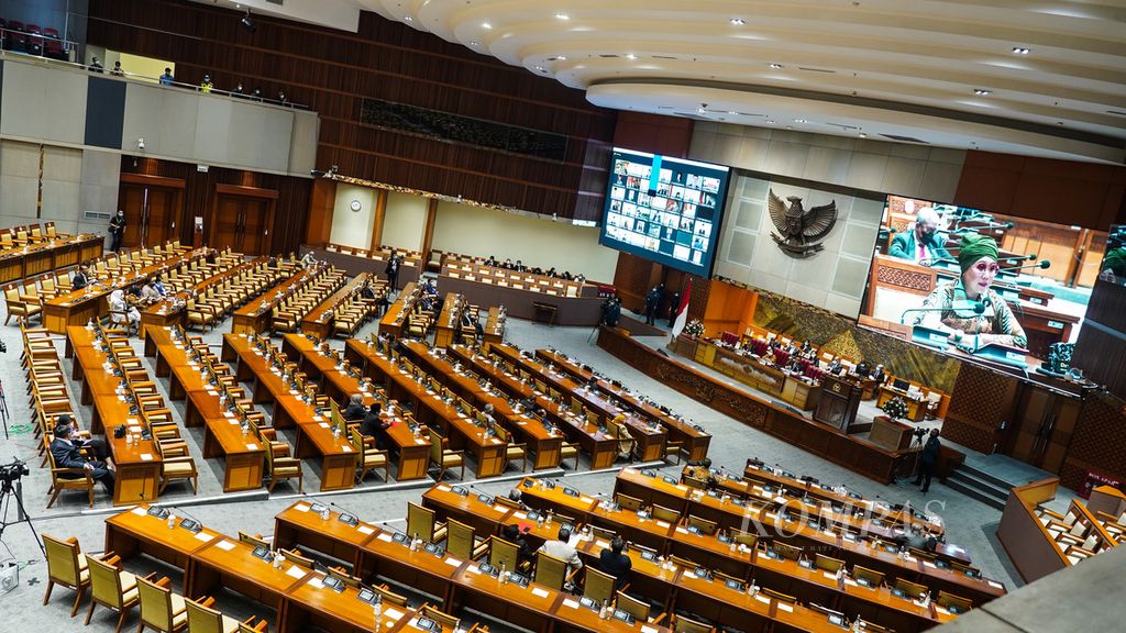 Suasana saat Rapat Paripurna DPR RI ke-28 Masa Persidangan V Tahun Sidang 2021-2022 di DPR RI, Jakarta, Kamis (7/7/2022). 