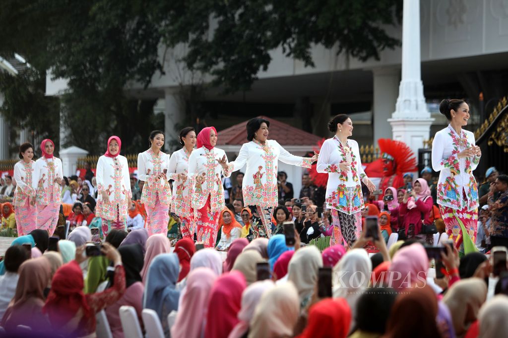 Istri pejabat negara mengenakan kebaya berjalan di landas peraga dalam acara Istana Berkebaya di halaman Istana Merdeka, Jakarta, Minggu (6/8/2023). Acara dalam rangka rangkaian HUT ke-78 Kemerdekaan Indonesia ini diikuti 401 penampil. Presiden Joko Widodo bersama Ibu Iriana Joko Widodo dan Wakil Presiden Ma'ruf Amin bersama Ibu Wury Estu Handayani Ma'ruf Amin hadir dalam acara ini. 