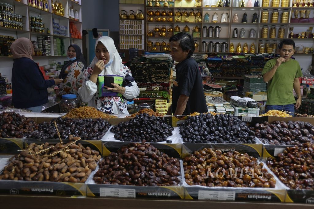 Pembeli mencari jenis kurma yang akan dibelinya di Pasar Tanah Abang Blok C, Jakarta, Jumat (8/3/2024).