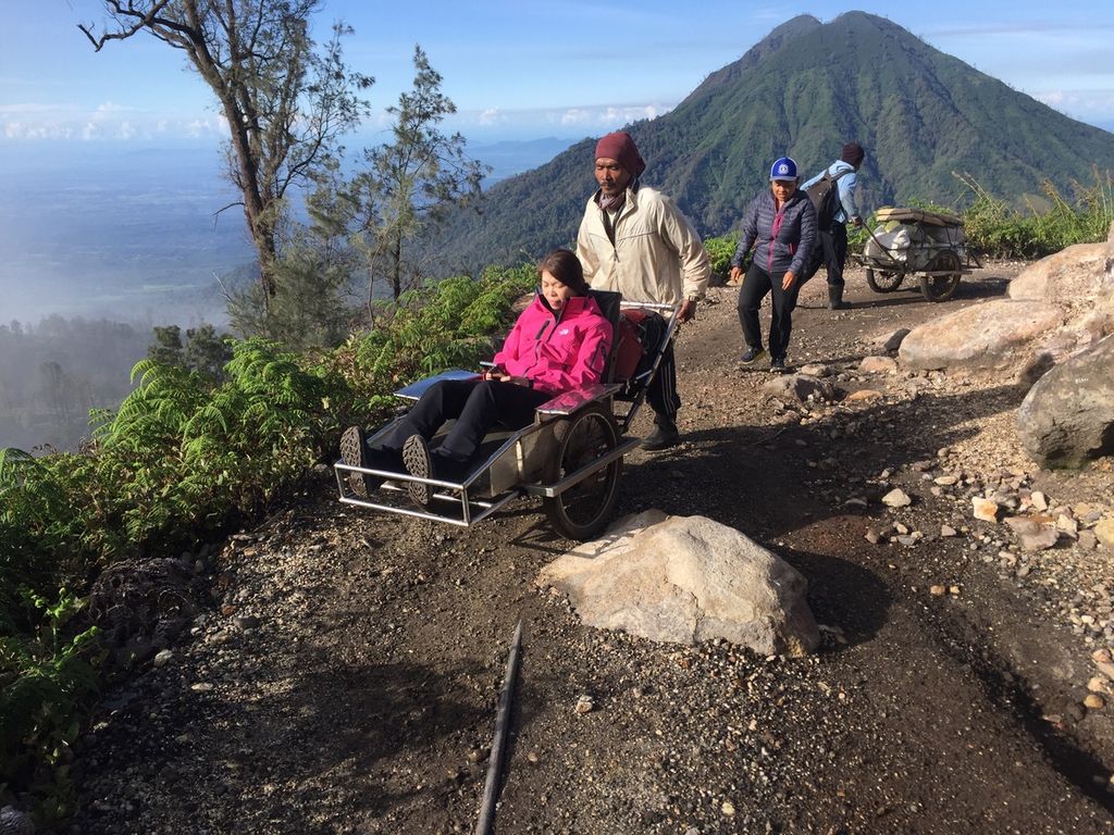 Pengunjung memanfaatkan fasilitas berbayar, yakni troli atau gerobak untuk pendakian Kawah Ijen di Banyuwangi, Jawa Timur, Rabu (8/3/2023). Gerobak wisata itu biasanya dioperasikan oleh tiga orang dari kelompok masyarakat terutama dari Desa Tamansari, Kecamatan Licin, Banyuwangi, untuk memanjakan turis yang berkunjung ke Kawah Ijen bertarif Rp 600.000-Rp 700.000 untuk naik turun sepanjang perjalanan.