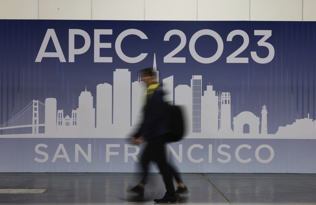 Logo APEC di salah satu sudut San Francisco, Amerika Serikat, pada 13 November 2023. Para pemimpin 21 anggota APEC berkumpul di kota itu pada 15-16 November 2023.