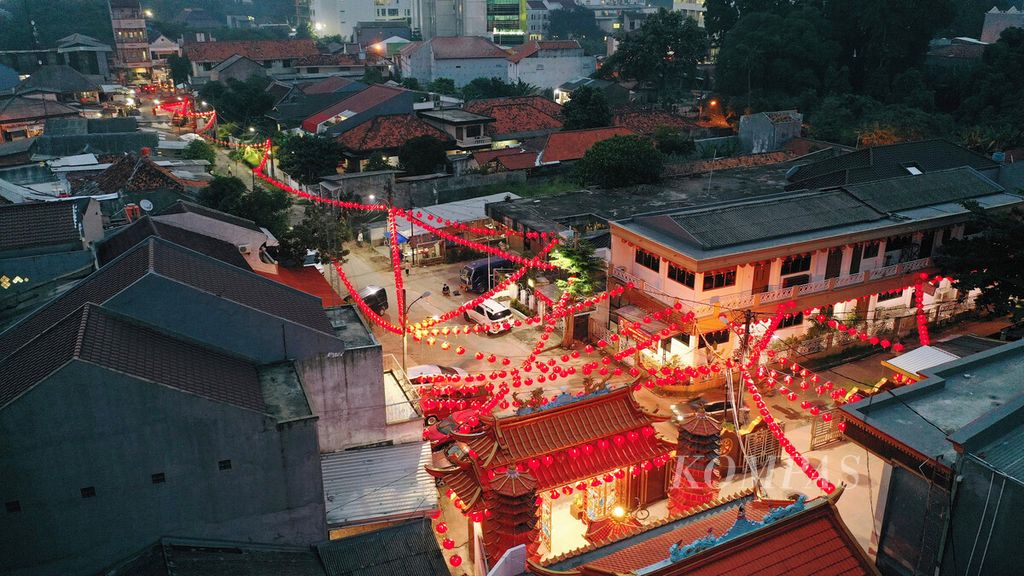 Lampion menyala mengelilingi Kelenteng Hok Lay Liong.