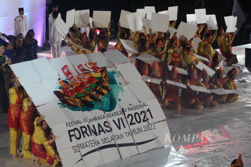 Upacara pembukaan Festival Olahraga Rekreasi Nasional (Fornas) VI 2021 yang digelar di Arena Dayung, Kompleks Olahraga Jakabaring, Palembang, Sumsel, Jumat (1/7/2022), berlangsung meriah. Acara ini diselenggarakan untuk meningkatkan kesadaran masyarakat untuk berolahraga.