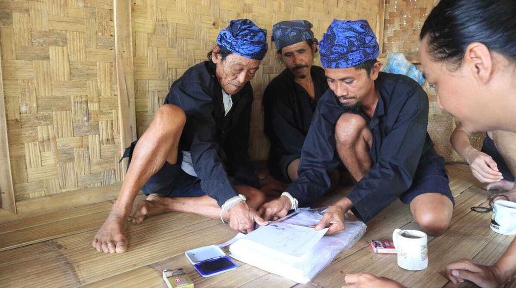 Tiga perwakilan pimpinan adat Baduy Dalam, Saidi, Aja, dan Madali, membubuhkan cap jari pada surat permohonan bantuan kepada Presiden Joko Widodo di depan tokoh adat Baduy Dalam lainnya, di Desa Kanekes, Lebak, Banten, awal Juli 2020. Surat itu berisi permohonan agar Presiden menyelamatkan tatanan adat Baduy Dalam, yang banyak tergerus aktivitas wisata. 