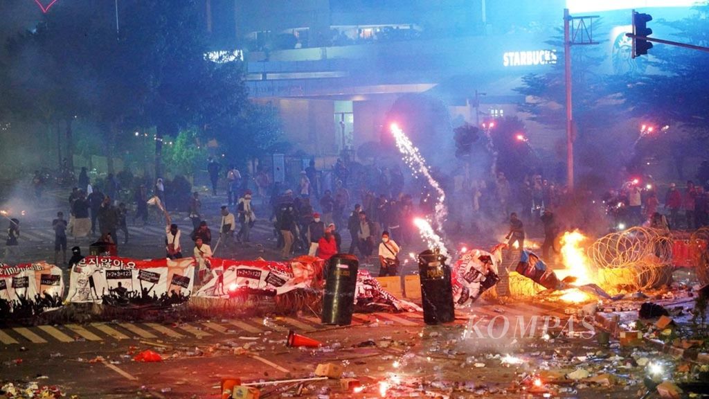 Untuk menggambarkan keadaan <i>chaos</i> seperti foto ini, apakah ditulis saja apa adanya, <i>chaos</i>, dipadankan, ataukah merujuk kamus, <i>kaos</i>?