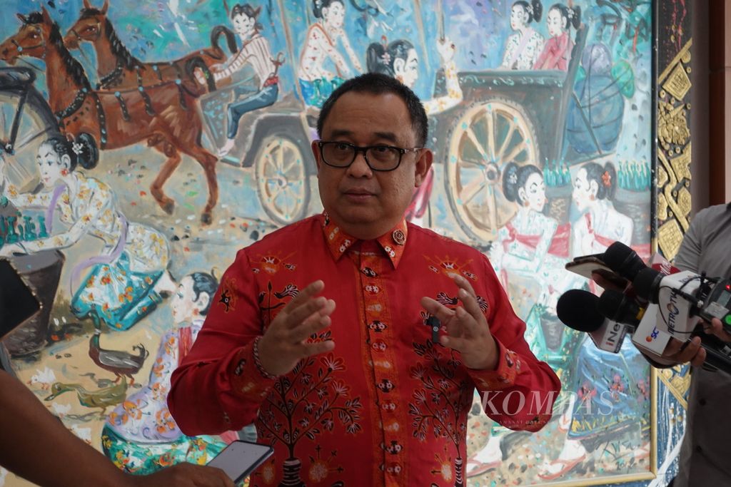 Koordinator Staf Khusus Presiden Anak Agung Gde Ngurah Ari Dwipayana saat menjawab pertanyaan awak media di Gedung Utama Sekretariat Negara, Kompleks Istana Kepresidenan Jakarta, Senin (29/1/2024).