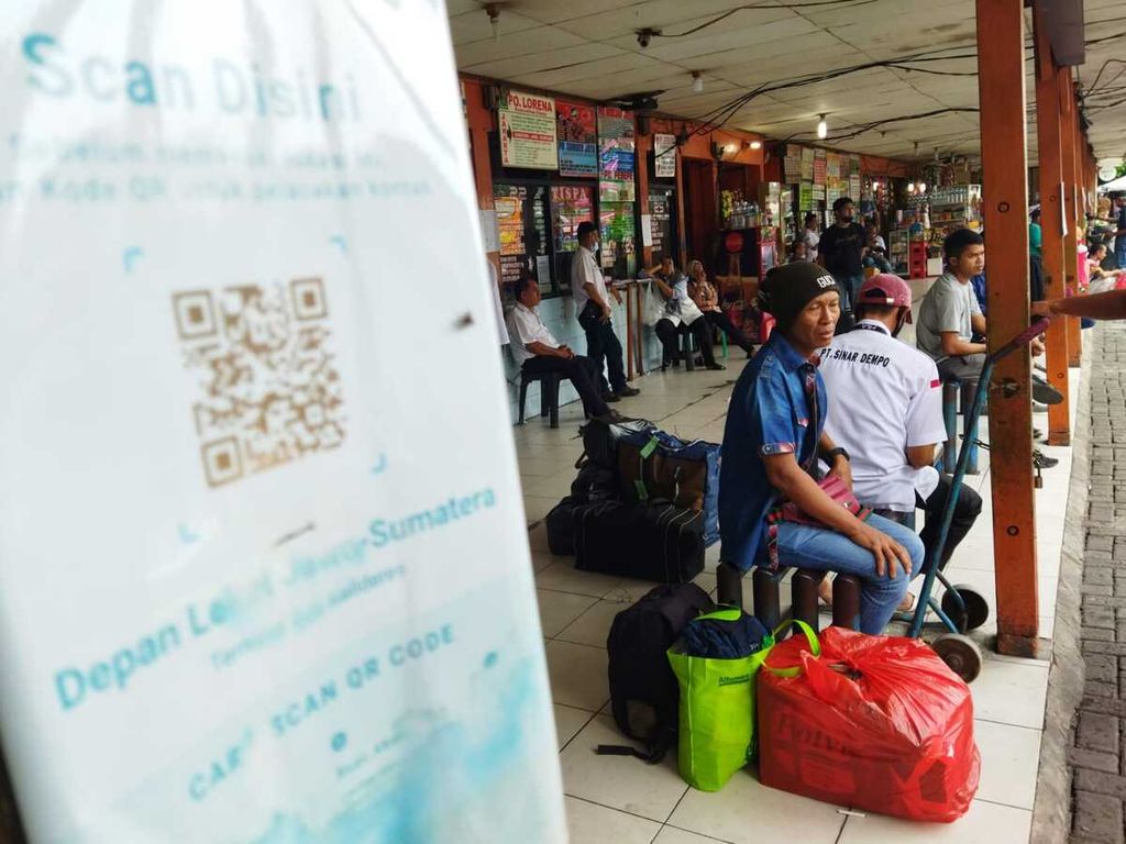 Seorang penumpang tujuan Padang, Sumatera Barat, menunggu keberangkatan bus di Terminal Kalideres, Jakarta Barat, Senin (11/4/2022). Di ruang tunggu atau di sekitar loket penjualan tiket, penumpang harus menunjukkan surat vaksin penguat atau melalui aplikasi Peduli Lindungi.